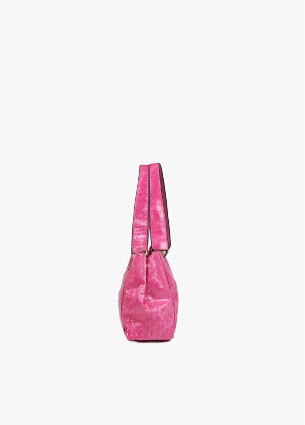 Bolso Bandolera Efecto Piel Textura Fucsia de Lola Casademunt by Maite - Imagen 3