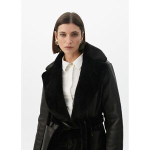 Abrigo reversible efecto piel y pelo negro de Lola Casademunt