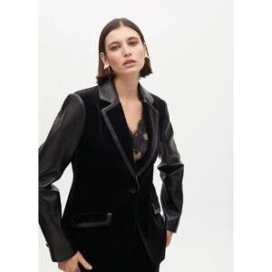 Americana entallada terciopelo detalles efecto piel negro de Lola Casademunt