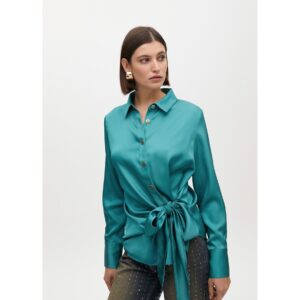 Camisa con cuello y detalle nudo en bajo de Lola Casademunt