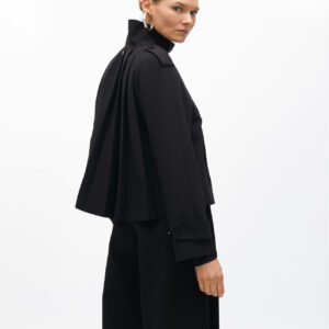 Chaqueta corta detalle plisado en espalda negro de Lola Casademunt by Maite