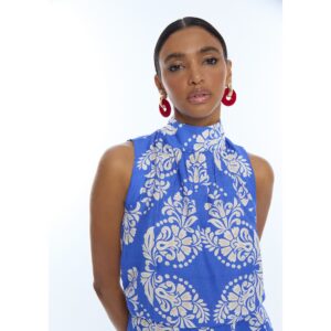 Top cuello alto paisley azul-blanco de Lola Casademunt